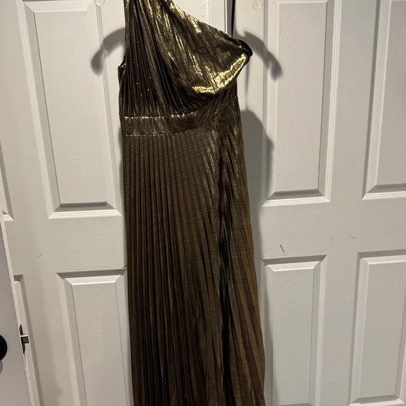 Elegant Gold One-Shoulder Dress - Picture 2 of 4